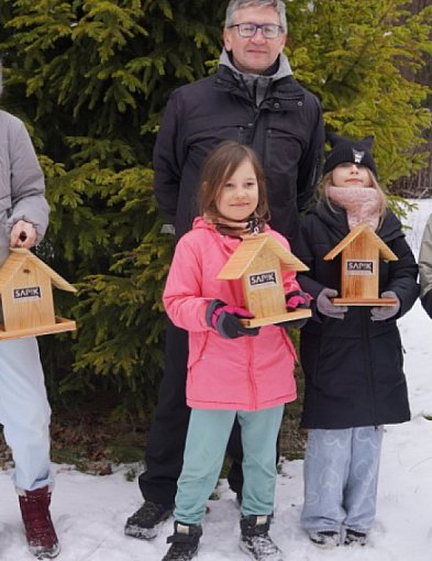 Zamiast ekranów – młotek i drewno. Dzieci zbudowały karmniki dla ptaków