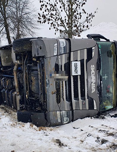 Oblodzona „jedenastka” zebrała żniwo. Poranne kolizje