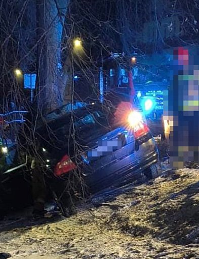 Volvo wbiło się w drzewo na Ordona. Dwie osoby w szpitalu