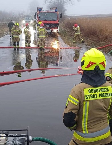 Nagłe ocieplenie. Woda zalewa drogi i posesje