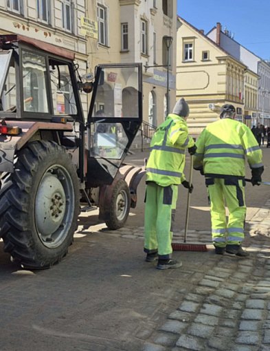 Szczecinek sprząta po zimie. Z ulic trzeba usunąć setki ton piachu