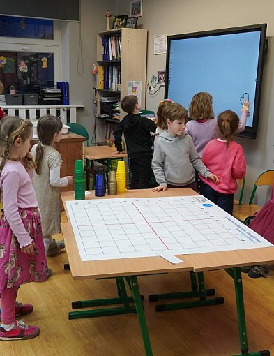 Wybuch wulkanu i teatrzyk po angielsku. Za nami dzień otwarty w szkole STO