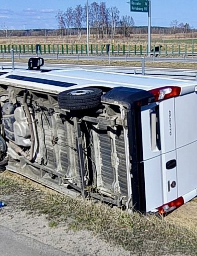 Zjechał z drogi i runął ze skarpy. Groźnie przy węźle S11