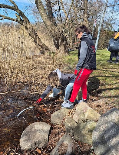 Jedni śmiecą, inni sprzątają. Wodniacy ruszyli z workami