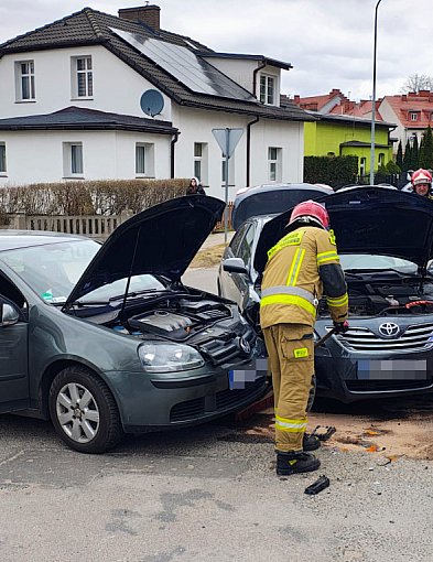 Zderzenie dwóch aut na skrzyżowaniu. Jedno nie ustąpiło pierwszeństwa