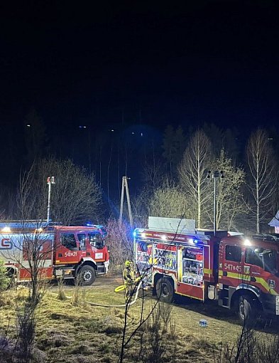 Nocny pożar w gminie Grzmiąca. Ogień strawił budynki i samochód
