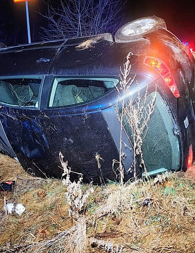 Dachowanie pod Szczecinkiem. Cztery młode osoby w środku