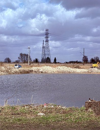 Ludzkie kości i fragmenty ubrania nad stawem. Śledztwo trwa