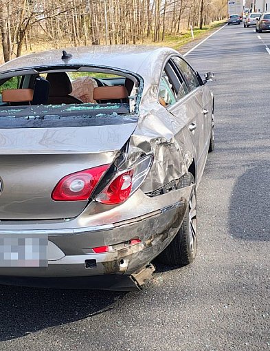 Zderzenie trzech aut na DK11. Błąd przy włączaniu się do ruchu