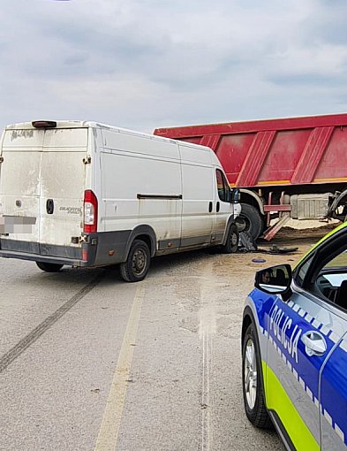 Zderzenie busa z ciężarówką na S11 pod Szczecinkiem.