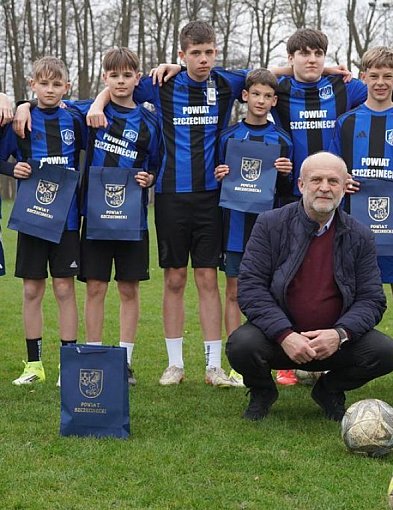 Samorząd stawia na młodych piłkarzy. Są nowe stroje dla AP Szczecinek