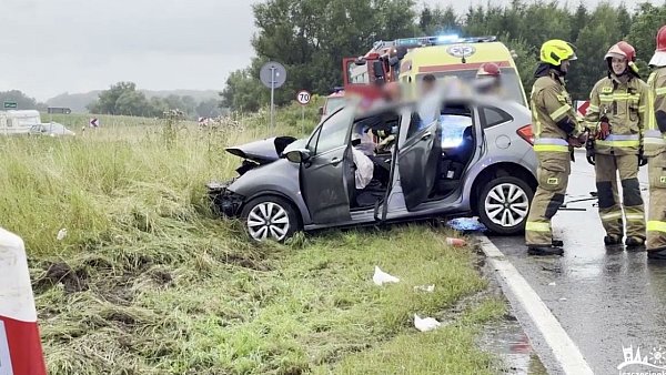 Zderzenie osobówki z autobusem pod Szczecinkiem (DK20)