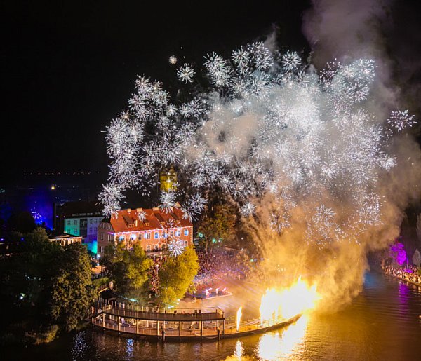 Światło, dym, muzyka i tysiące mieszkańców. Festiwal Światła zachwycił-49253