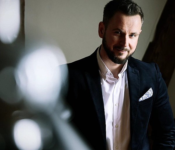 Już dziś premiera „W potrzasku”. Nowa powieść Piotra Rozmusa-50133