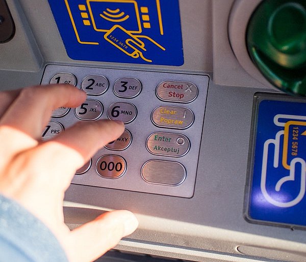 Z kont znikały pieniądze. Policja i bank badają ogólnopolski incydent-50226