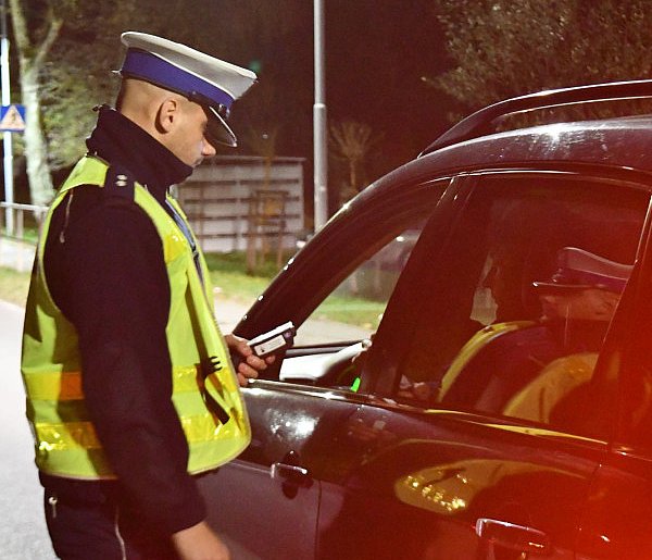 Inni dmuchali on "mrugnął"... do nieoznakowanego radiowozu-50261