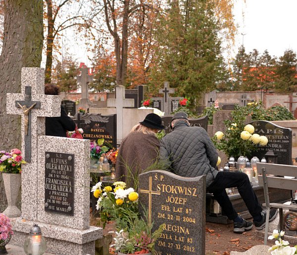 Savoir-vivre na 1 listopada. Jak się zachować podczas wizyty na cmentarzu?-50355