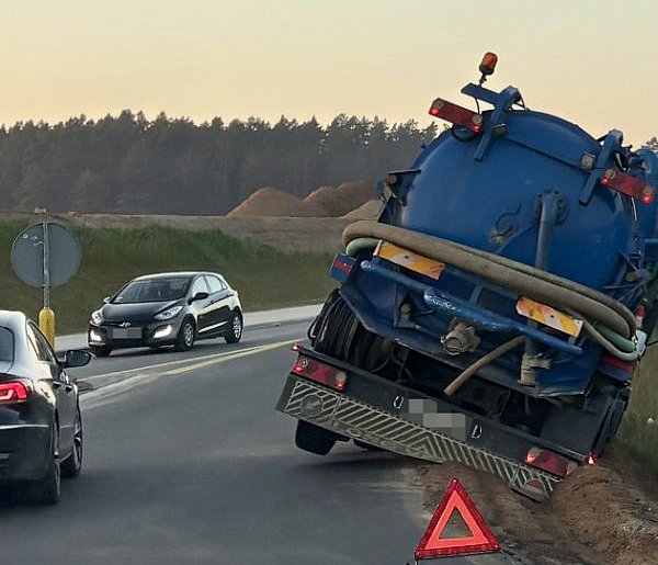 Beczkowóz zsunął się do rowu. Utrudnienia w ruchu.-50528