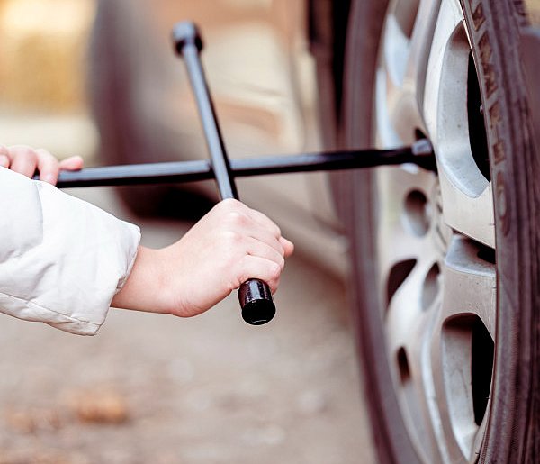 Z pozoru drobiazg, a może skończyć się tragedią. Urząd ostrzega kierowców-50536