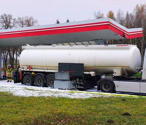 Strażacy ruszyli na stację paliw. Wyciekło dużo paliwa-50570