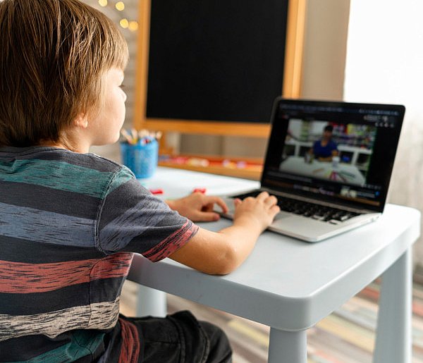 Popularni influencerzy mogą mieć kłopoty. Treści dla dzieci budzą kontrowersje-50630