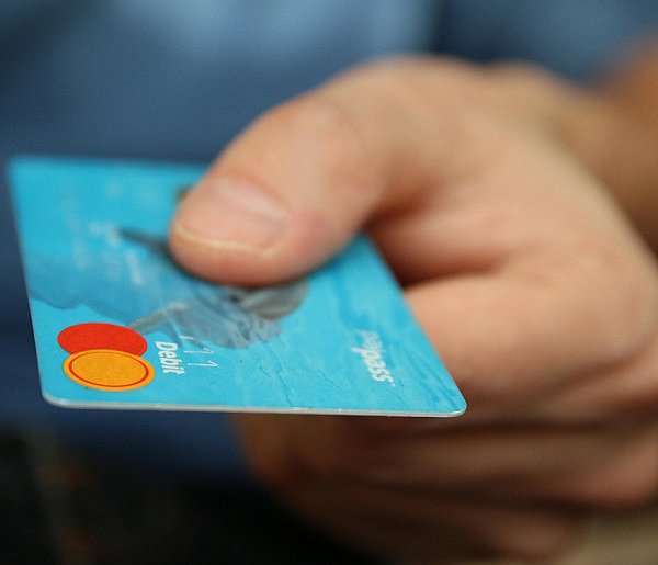 Fiskus skontroluje płatności kartą Polaków? Resort zabiera głos-50783