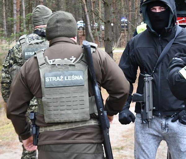 Strzały i zakładnik... to wszystko po fikcyjnym napadzie na bank-50982