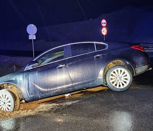 Opel w rowie na budowanym węźle S11. Kierowcy nie było-51030