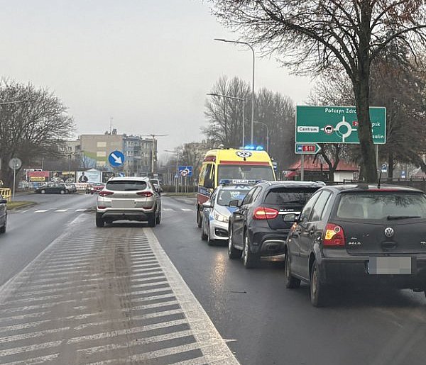 VW uderzył w tył mercedesa na Cieślaka.-51048