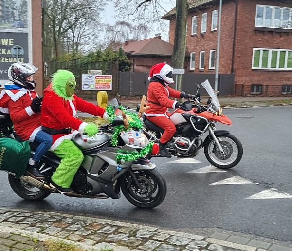 Motocyklowi Mikołaje odwiedzili Szczecinek, szpital i domy dziecka.-51210