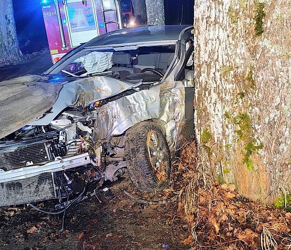 Poważny wypadek pod Storkowem. Opel uderzył w drzewo-51441
