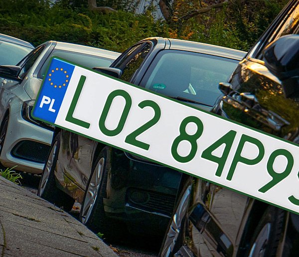 Tablice z zielonymi napisami na kolejnych autach. Nie chodzi o "elektryki"-51638