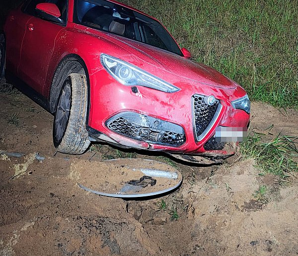 Groźnie wyglądające zdarzenie przy budowie S11. Alfa Romeo w rowie-51694