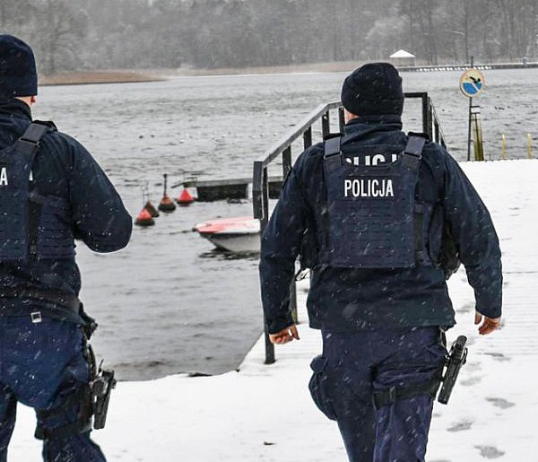 Zamarznięte jeziora kuszą. Konsekwencje mogą być tragiczne-51850