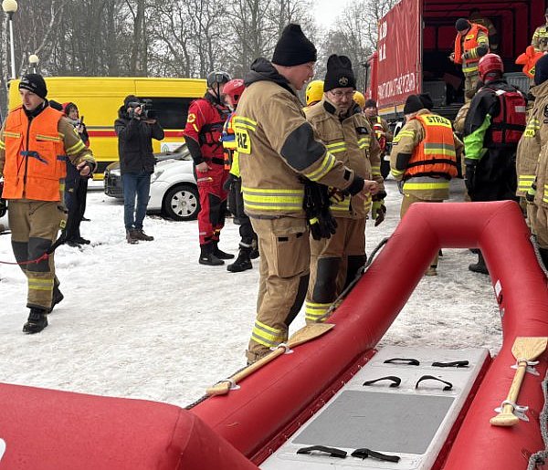 Lód pękał, sekundy decydowały. Tak ćwiczyli strażacy na Trzesiecku-52069