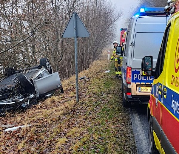 Wyprzedzanie zakończone wypadkiem. BMW na dachu-52117