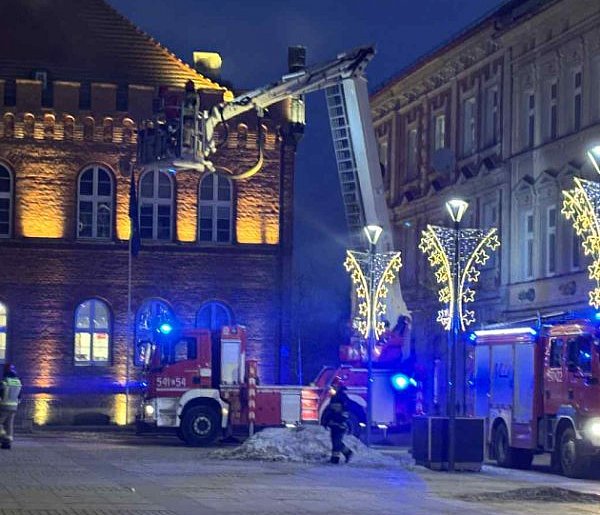 Wozy strażackie pod ratuszem. To nie był pożar urzędu-52132