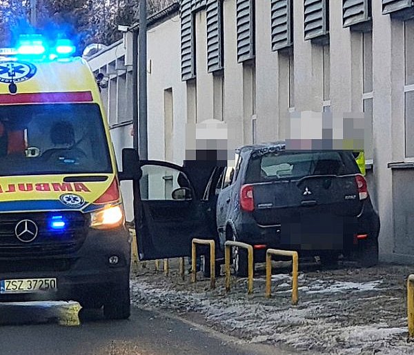 Groźnie na Wiatracznej. Auto uderzyło w budynek-52198