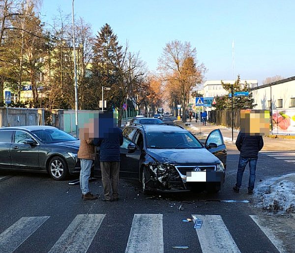 Groźnie wyglądało, skończyło się na stratach. Kolizja na skrzyżowaniu