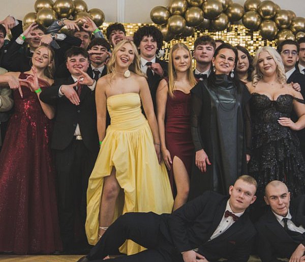 Kolejne klasy Ekonomika bawią się na studniówce [ZDJĘCIA, WIDEO]