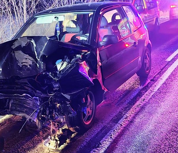 Nocny wypadek pod Szczecinkiem. Auto uderzyło w drzewo