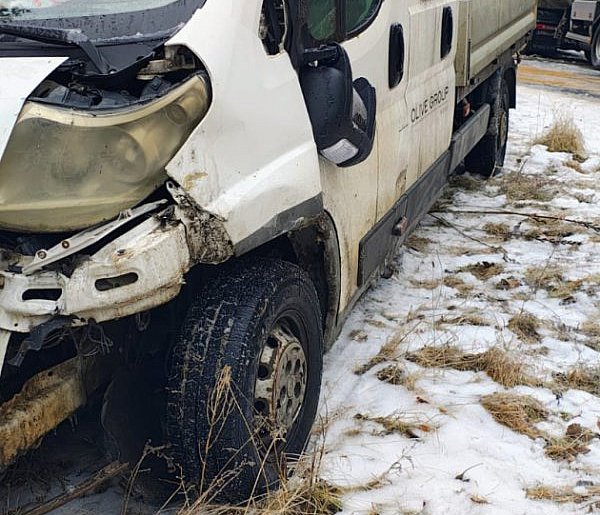Bus uderzył w cysternę na oblodzonej drodze