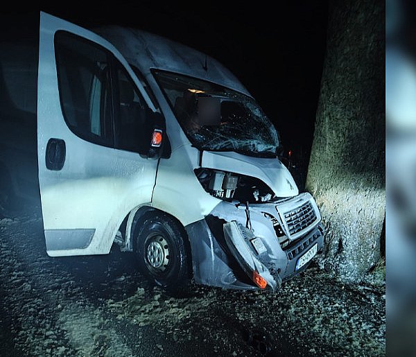 Poślizg i drzewo. Groźny poranek na DW172