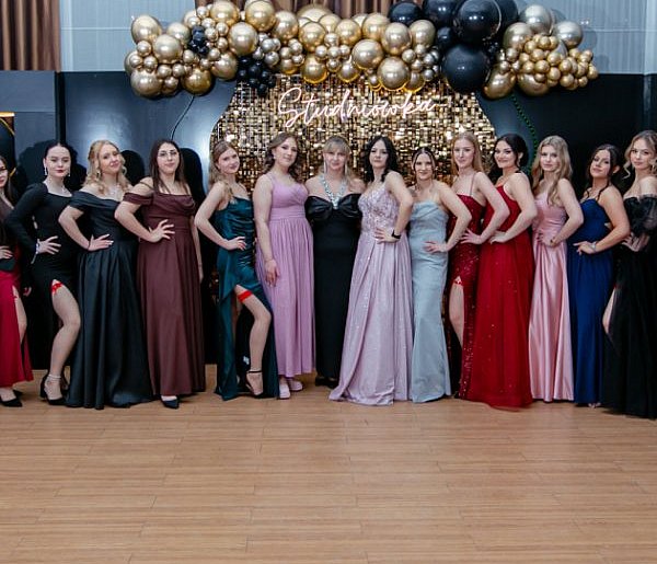 Bal, emocje i odliczanie do matury. Studniówka ZS nr 7