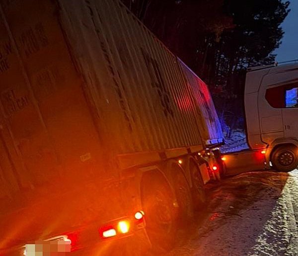 Ciężarówka w rowie na DK20 pod Szczecinkiem. Będą utrudnienia