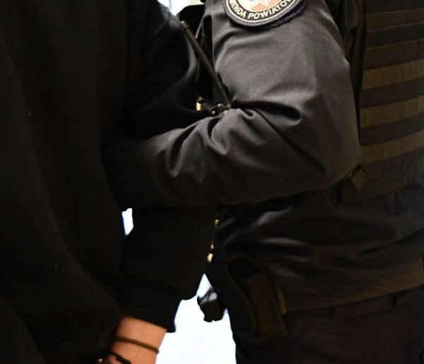 Ojciec i syn ruszyli na policjantów. Padły ciosy.