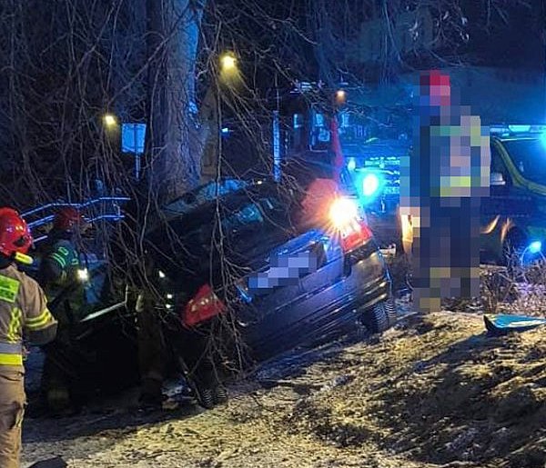 Volvo wbiło się w drzewo na Ordona. Dwie osoby w szpitalu
