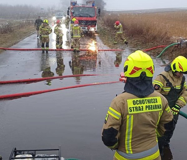 Nagłe ocieplenie. Woda zalewa drogi i posesje