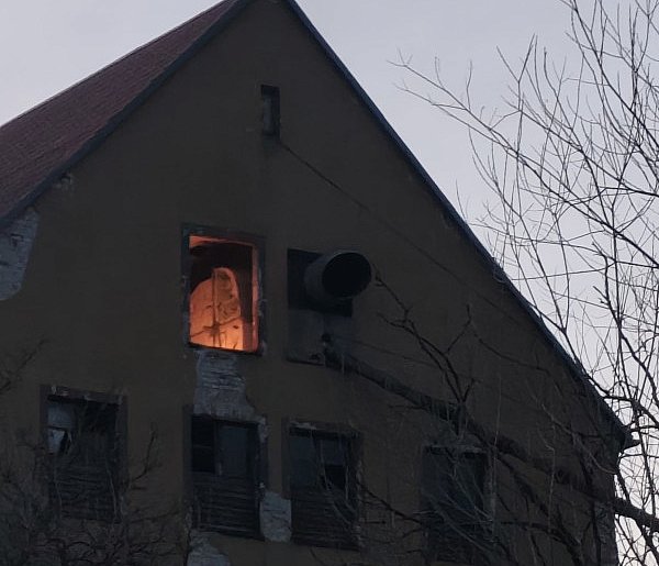 Ognisko na poddaszu. Musiała interweniować straż pożarna