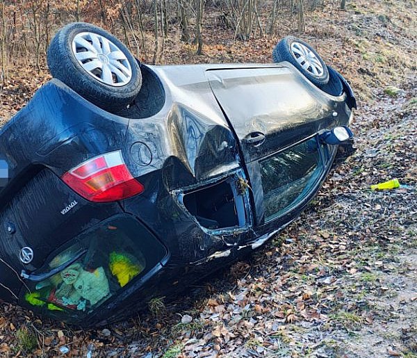 Kolejny wypadek przy wyjeździe ze Szczecinka. Droga znów była śliska